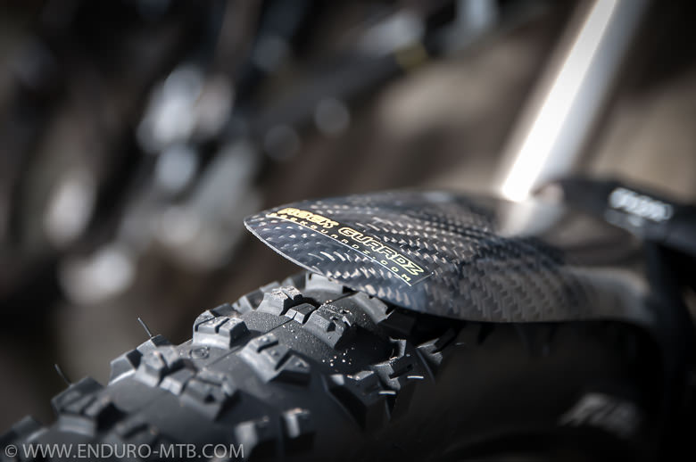 Enduro Mountainbike Magazine Rockguardz carbon fender mud guard test review-2