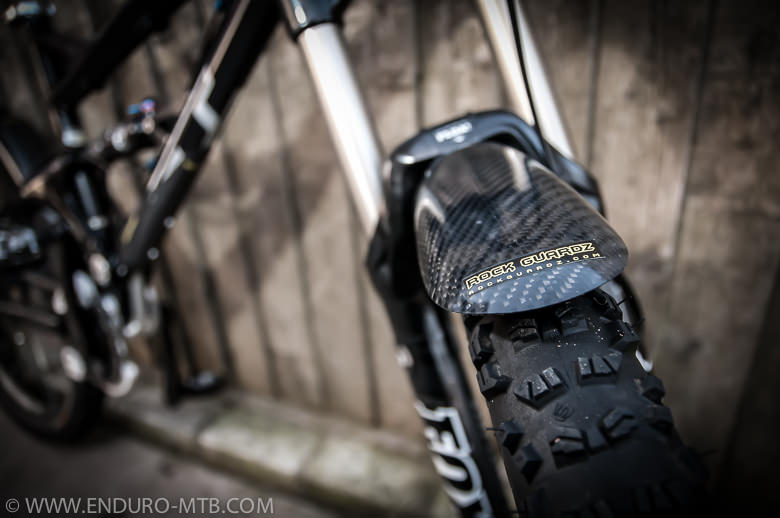 Enduro Mountainbike Magazine Rockguardz carbon fender mud guard test review-3