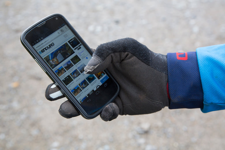 ion-path-gloves-review-test-smartphone-ready