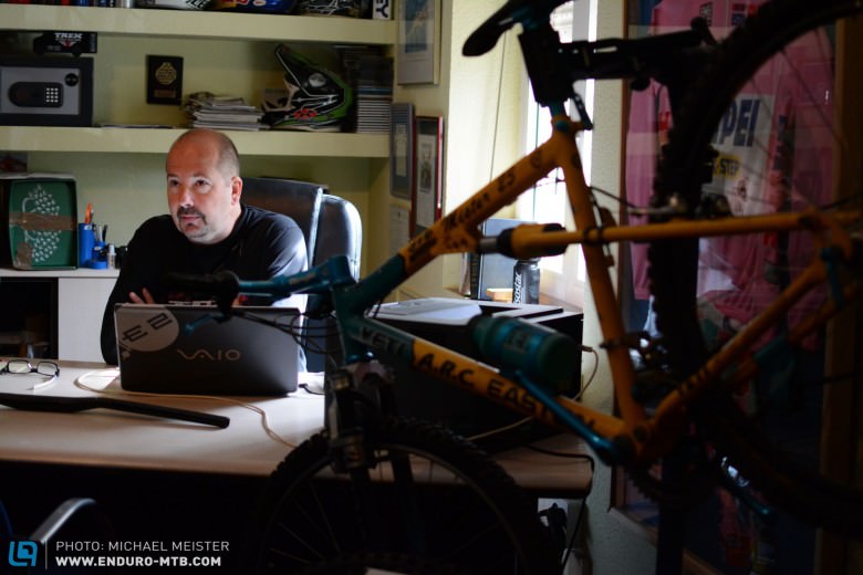 Kurzausflug nach Granada in die Sierra Nevada: Martin Whiteley (Owner Trek World Racing) lädt zu kurzem Plausch in sein Büro, Shop und Mini-Museum