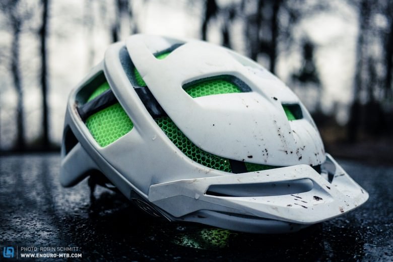 Despite its minimalistic design the Forefront has some very cool features like the integrated camera and light mounting area on the front part of the helmet and ...
