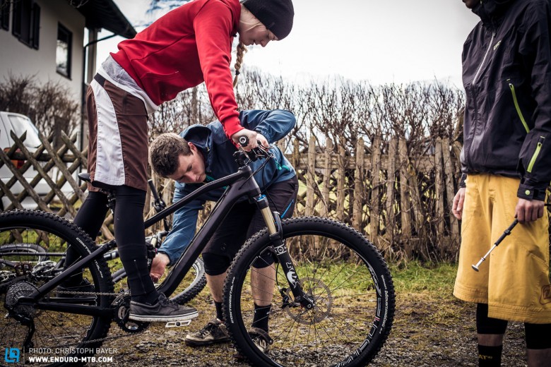 Teamwork beim Bike-Setting, erst wenn Sag und Zugstufe bei allen passen geht es ab in den Wald. 