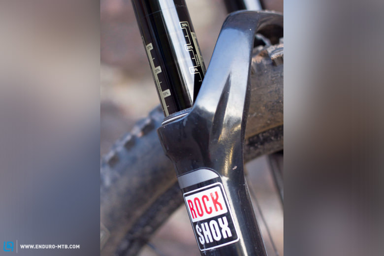 The RockShox Pike is a state-of-the-art fork in the trail segment. With sensible response characteristics, forgiving behavior, a progressive spring rate curve, and its lightweight chassis, it knows how to impress. The rebound settings and the 3-fold compression damping offer a nice balance. The stanchion sag indicator assists here as well. 