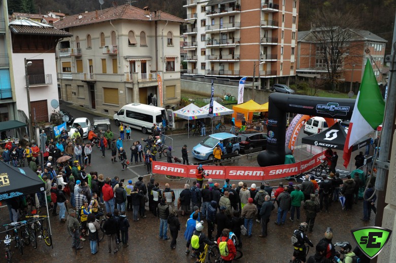 Race start, without rain. Luckily, for the over 300 riders and the active Superenduro Staff, saturday weather forecasts was completely wrong.