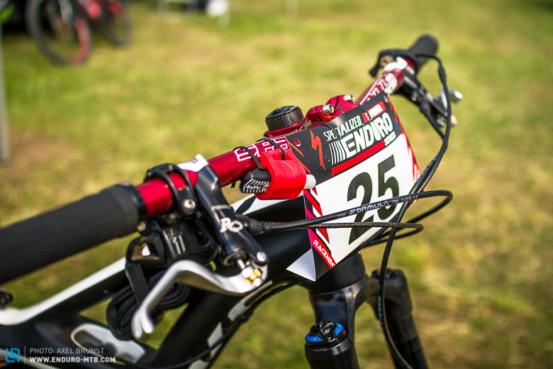 Race Ready: Startnummer und Transponder befinden sich bereits am Spank Cockpit von Michals Bike.