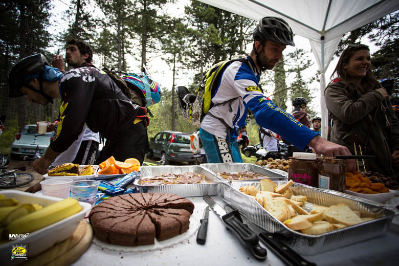 Bananas, oranges, cake and bread with nutella - food catering prevented the riders from hitting the wall! 
