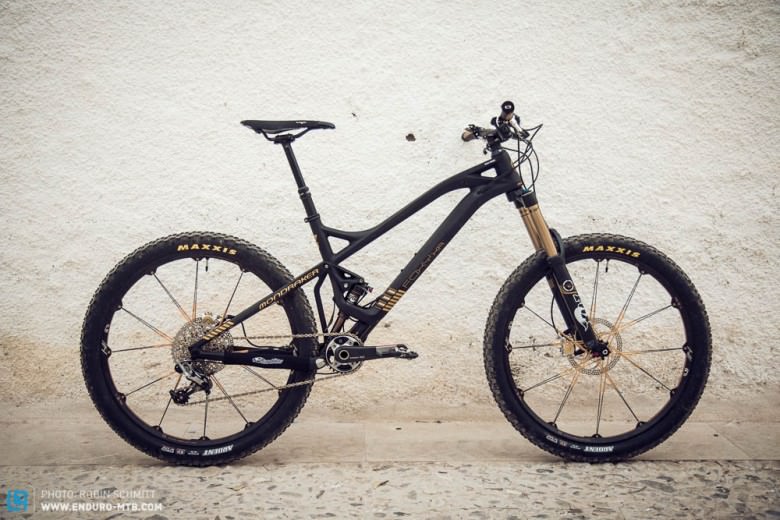 With 11.9 kilograms without pedals the Foxy XR Carbon is very lightweight.