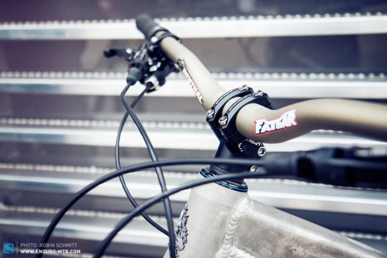 The key of the forward geometry is a very long top tube combined with a super short handlebar (either 10mm or 30mm).
