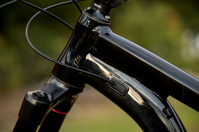 The head angle appears to be a full degree slacker (possibly 65 degrees?) than the production Trance 27.5 (which sits at 66 degrees when mated to a 160mm fork). Internal cable routing throughout offers clean, protected brake and shifting lines.