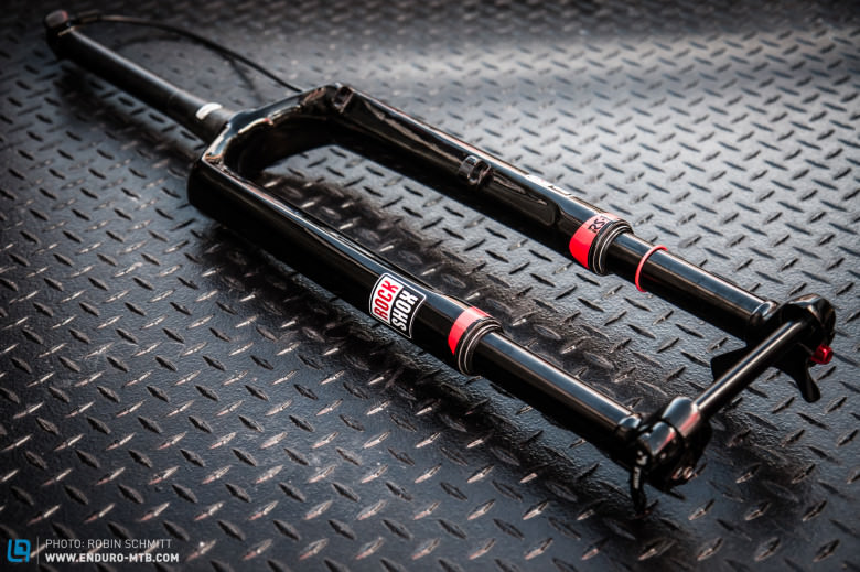 The RockShox RS-1 features a lot of intelligent solutions to balance the challenges of an upside-down construction.