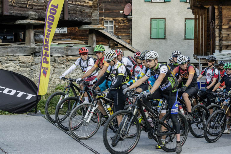 Die Profis Nino Schurter und Florian Vogel erwarten zusammen mit Thomas Frischknecht und ambitionierten Mountainbikern gespannt die Königsetappe Grächen – Zermatt beim PERSKINDOL.
