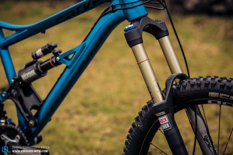 The RockShox Lyrik with 170mm travel performs flawlessly, ironing out the bumps smoothly. 