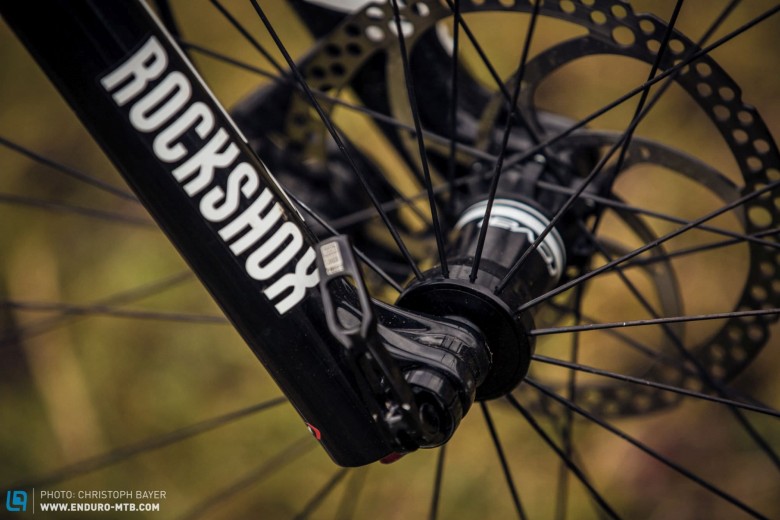 Radially spoked wheels are still rare on enduro bikes. The Roval wheels rely on proven DT Swiss hubs combined with innovative design. 