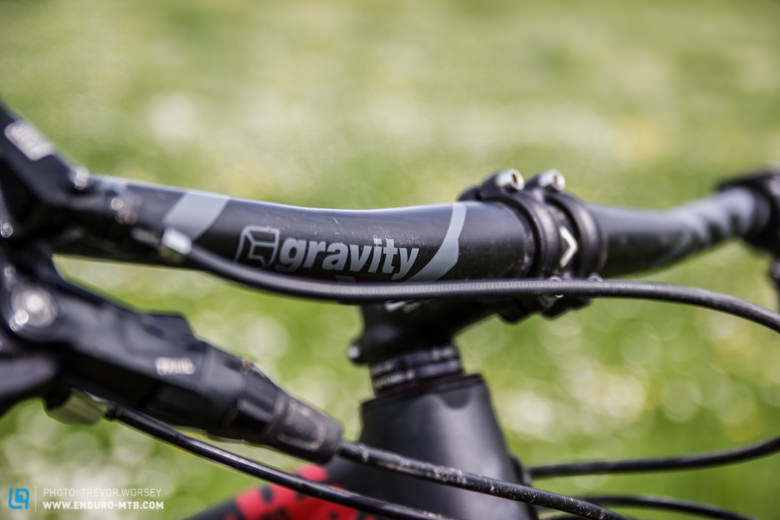 Der 777 Millimeter breite Gravity Carbon Lenker in Verbindung mit einem 60 Millimeter Vorbau sorgt für eine ordentlich aggressive Position auf dem Bike.