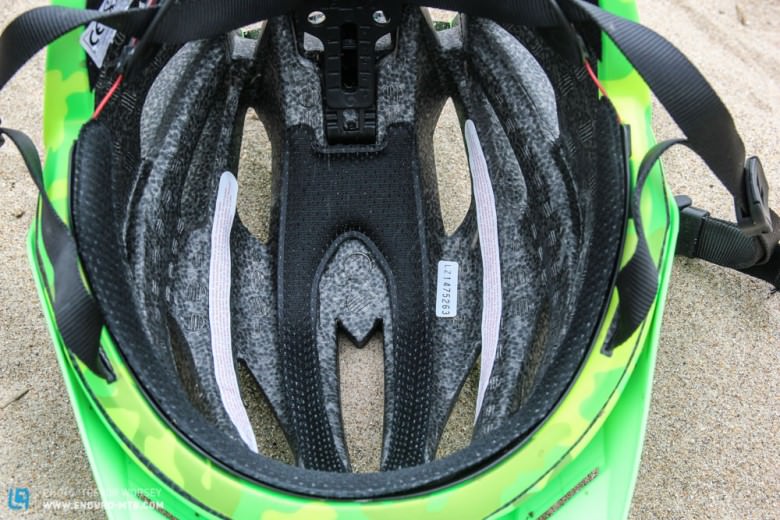 The Oasiz uses the Rollsys retention system, you can  control the size and the comfort by turning the wheel on the top of the helmet