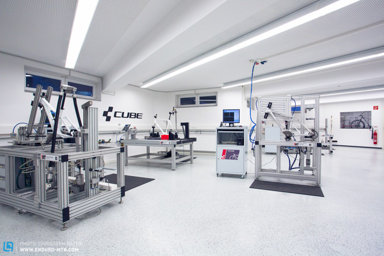 Ähnlich wie in einem OP-Saal wird auch im Cube-Prüflabor in chirurgischer Penibilität gearbeitet.