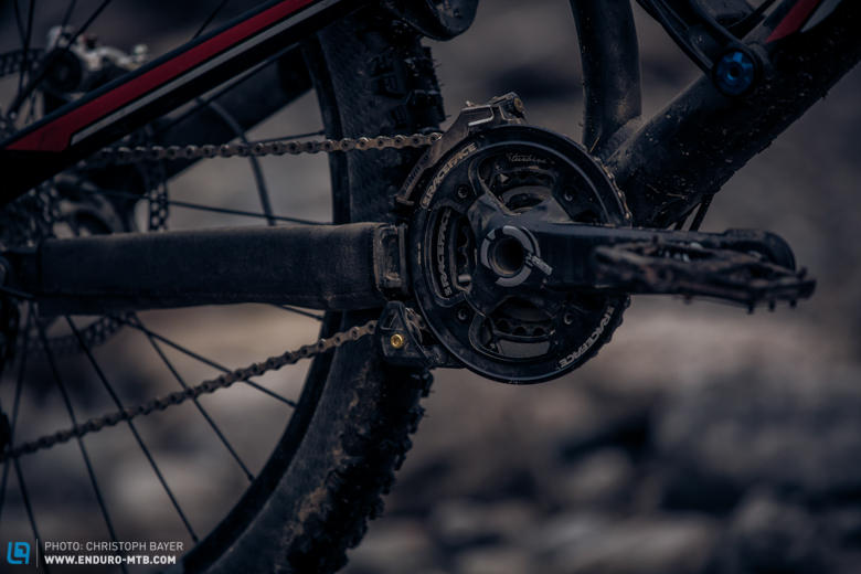 The spec on the Soul Fire 3 is the best of the best. A combination of the double-ring Race Face SIXC Carbon cranks and a chainguide gives the bike epic-ride gearing with no downhill compromises. 