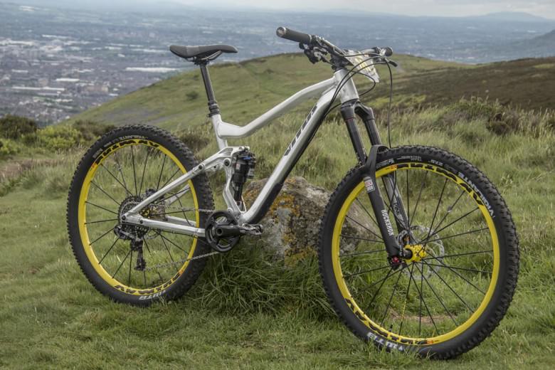 The new 27.5 SOMMET is a big hitting enduro bike, with 155m of travel and an aggressive geometry with 66 degree headangle.