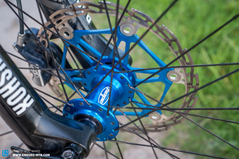 Wheels are ENVE M90's paired with Hope Pro 2 Evo hubs.
