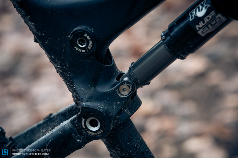 The Fox Nude shock, just like the fork, comes with three damping settings: “Climb”, “Trail”, and “Descend”. These can be controlled from the handlebars. In addition, the rebound damping can be adjusted via the red lever on the shock. 