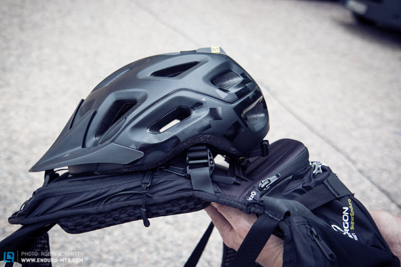 When racing with both a fullface and an open helmet, a secure fit of the helmet on the backpack is essential. The new, divided design is intended to exactly ensure this.