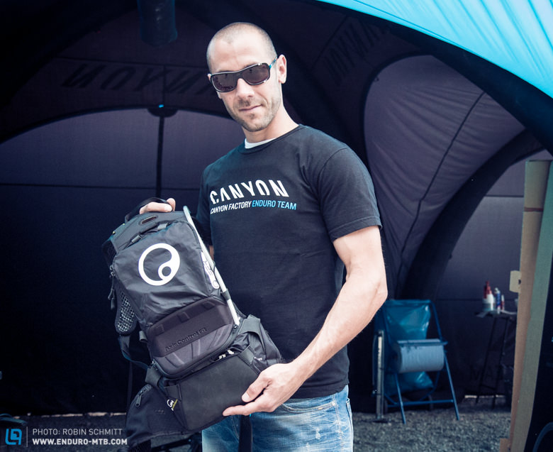 The backpack was developed after feedback from the Canyon Factory Enduro Team: On most races, they wished for an smaller backpack than the Ergon BA3.