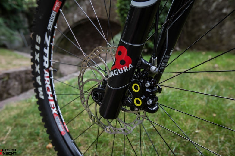 Als Magura Teamfahrer stammen natürlich auch die Bremsen aus dem Schwabenländle, und zwar die neuen MT7 Vierkolben Bremsen mit 180 Millimeter Scheiben. 