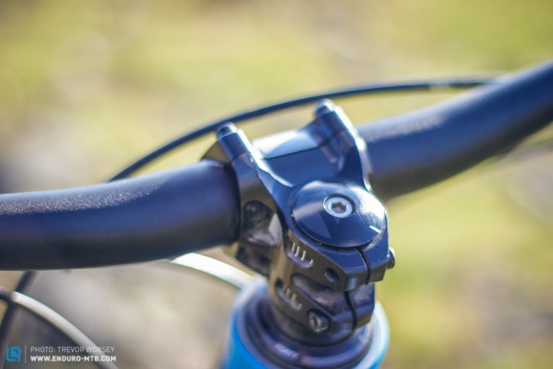 A 35mm Hope Stem keeps the steering quick and precise, twinned with 780mm Burtech Ride-wider bars.