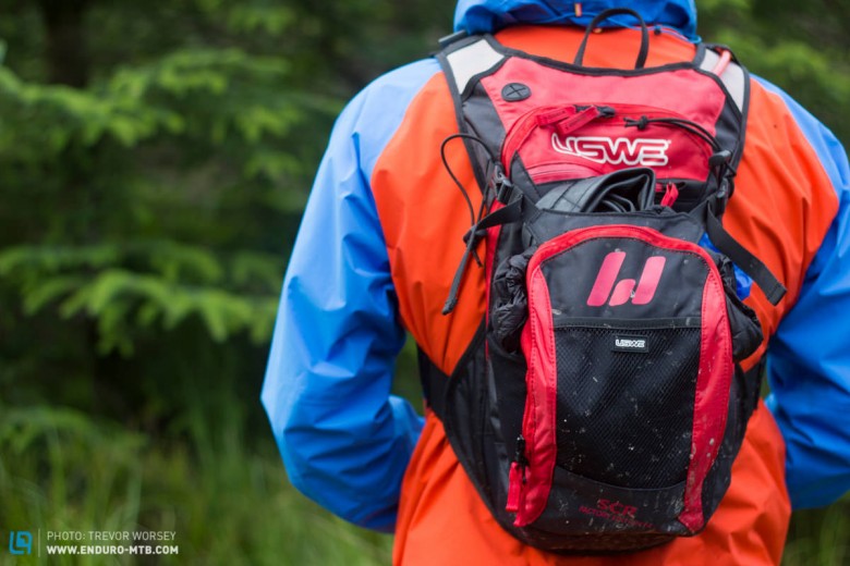 The F4 Pro is the biggest in the range and features 9.0L of space, perfect for big mountain adventures.