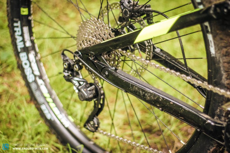 The VR features a Shimano SLX/XT 20 speed drive train.