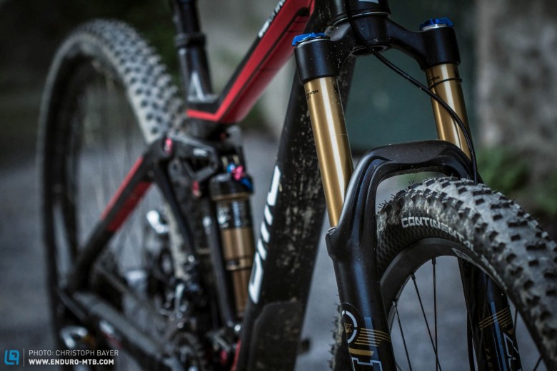 Diver. The Fox 34 Float 29 fork in the BMC lacks compression damping for steep, demanding courses. Even in the trail mode, it compresses too far into the travel when braking or in bumpy terrain, not least because of the large amount of pressure on the front wheel caused by the low front end.