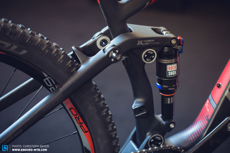 The rear end comes with 120mm travel and is controlled by a RockShox Monarch. 