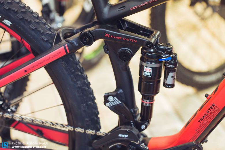 The Trailster's rear end is made of a RockShox damper. 