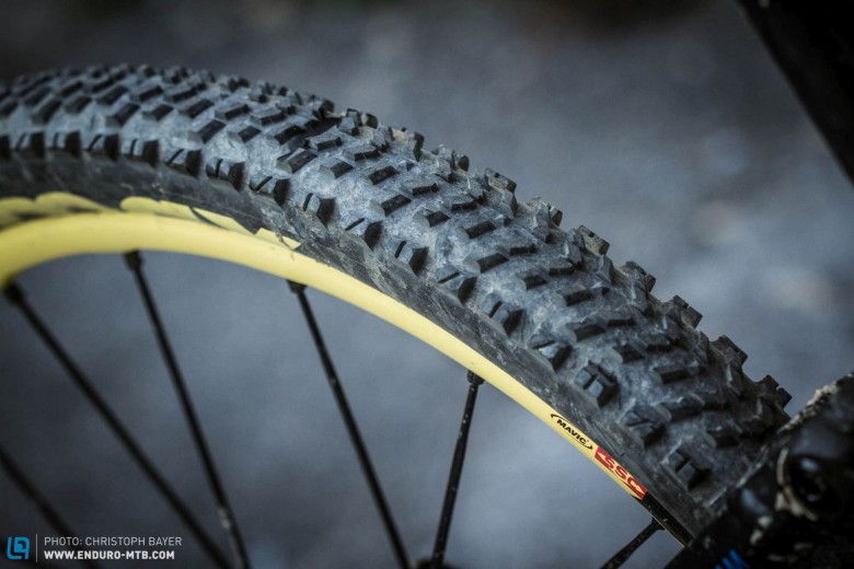 Designed for speed. The Mavic Roam rear tire impressed us on the dry stony ground of our test track. Good grip and low rolling resistance make it a fast racing tire. The only things we did not like about it were the low volume and poor damping characteristics.