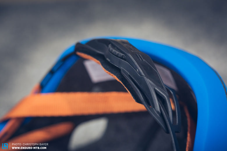 Der Helm ist in zwei Größen erhältlich und lässt sich durch das Drehrad am Hinterkopf an die Kopfform anpassen. 