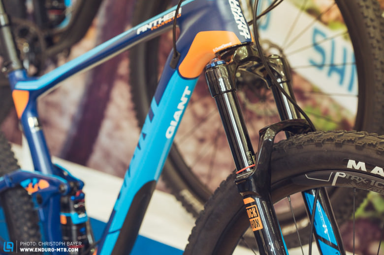 The RockShox Revolution at the front guarantees more than 120mm travel and a 15mm axe.