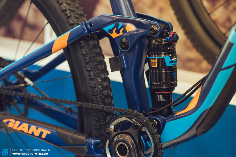 A RockShox Monarch damper is placed at the rear end. 
