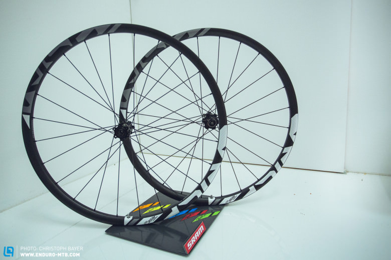 The SRAM wheels are available as 27,5° and 29° and weigh 1385 g and 1430 g. 