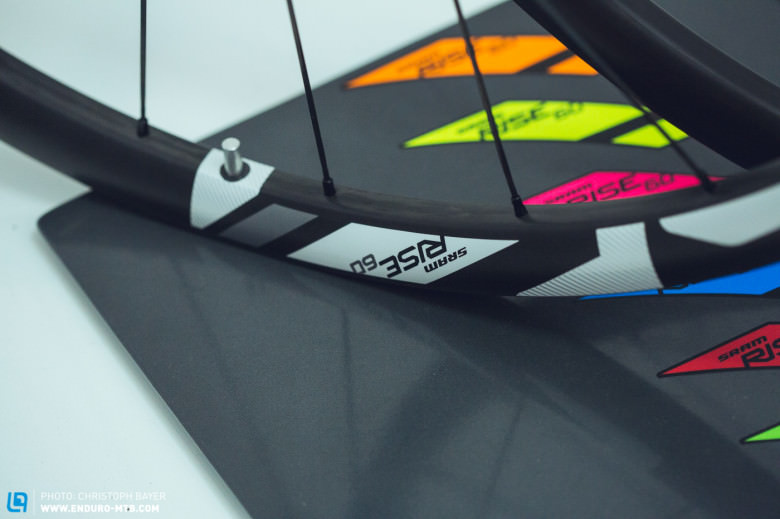 Damit die Rise 60 Laufräder auch optisch optimal zu jedem Bike passen legt SRAM Decals in insgesamt sechs Farben bei.