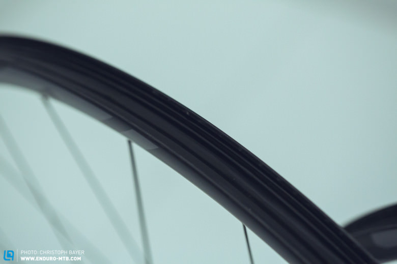 The carbon rims come without horn, which is 5mm high and 2mm thick and guarantees perfect fitting.
