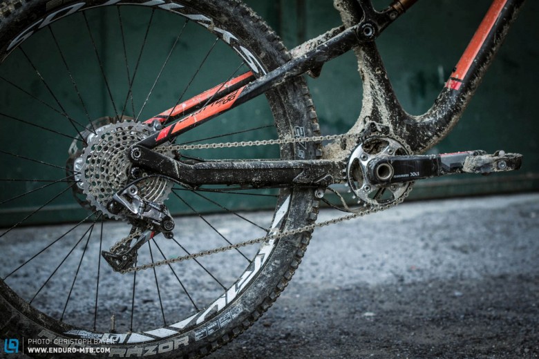 Like sand in the gears. This is how the perfect-looking SRAM XX1 drivetrain sounded. The reason was the KMC chain, which didn’t match the 34 tooth chain ring and adversely affected the shifting performance.
