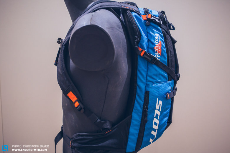 Der Rucksack liegt eng am Rücken an und soll dadurch eine sicheren Sitz und guten Schutz bieten.