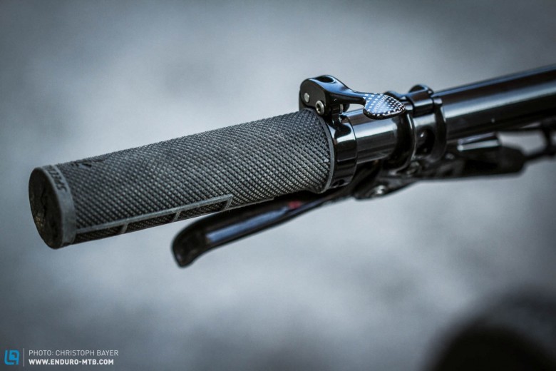Perfect placement. The adjustment lever of the Specialized 
Command Post dropper also serves as the locking ring on the grip and is thus perfectly placed for the rider to reach.