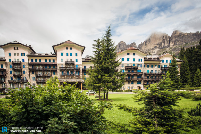 Das alte Hotel liegt eingebettet von traumhafter Natur in Mitten der Berge. 
