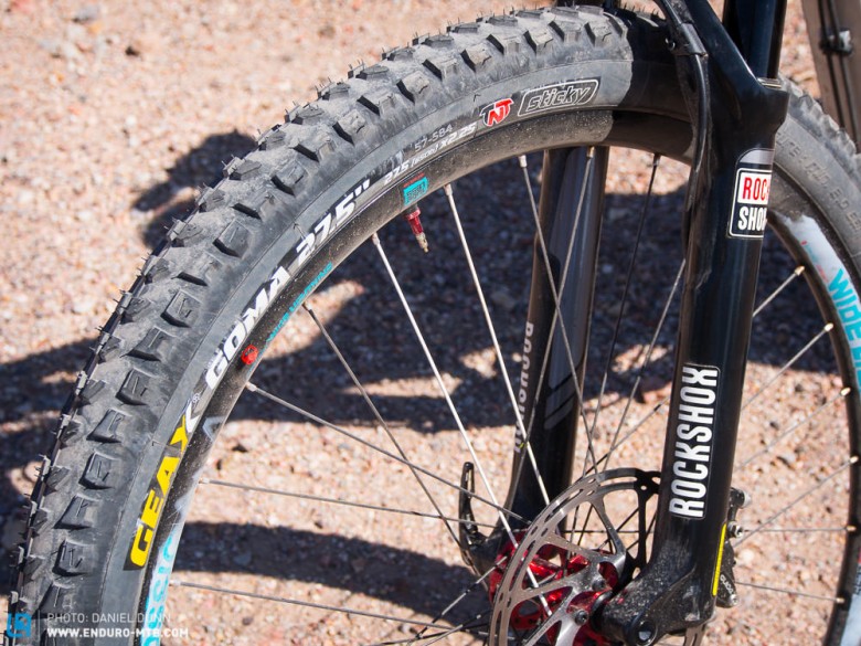 The Dakar Pro uses American Classic Wide Lightning 27.5" tubeless wheels, 15mm front and 12 x 142mm rear hubs.