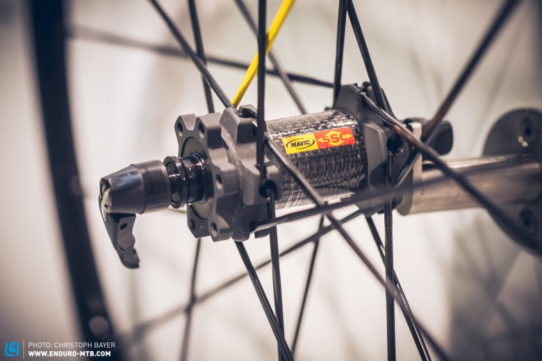 An den Naben findet der Faserverbundsstoff Carbon Anwendung um das Gewicht der Laufräder weiter zu reduzieren. 