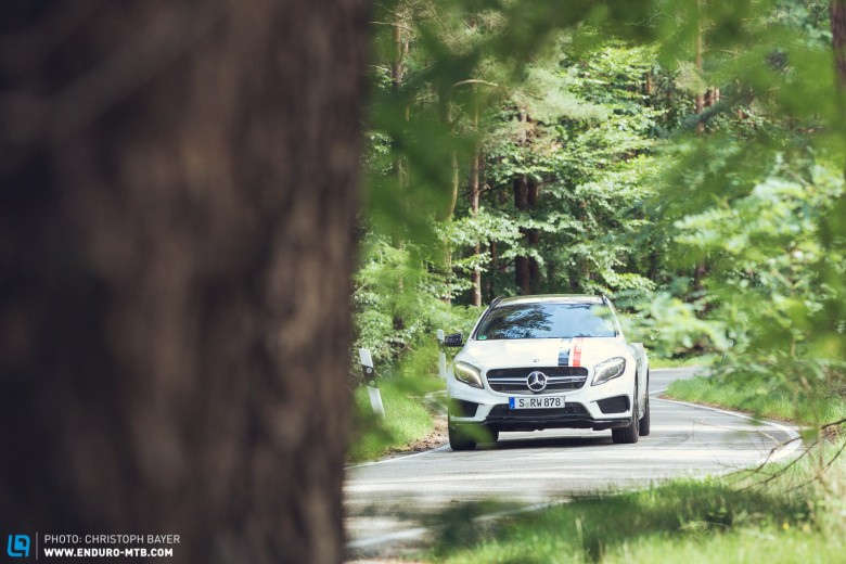 On the Road: Nadine gibt dem Mercedes AMG auf den schmalen Bergstraßen die Sporen. 