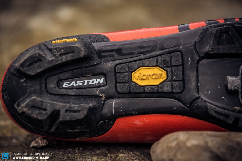 Die steife Easton Carbonsohle soll maximale Effizienz auf dem Pedal, die Vibram Lauffläche sicheren Halt beim Gehen bieten. 