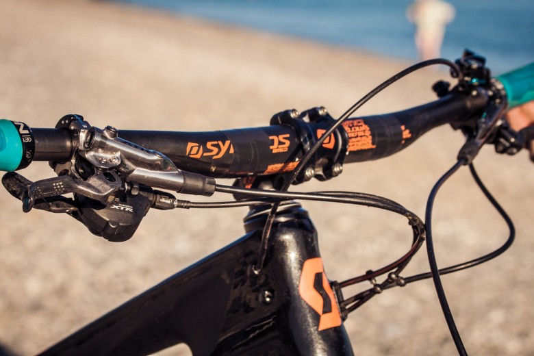 Remy uses a Syncros AM10 Carbon bar cut to 760mm, and a 50mm XM15 stem.