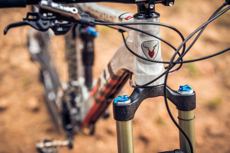 At the front, a Fox 32 CTD fork reliably deals with any impact. Rotwild chose a fixed travel version to improve the fork small bump compliance -- and we never missed having a fork travel adjustment.